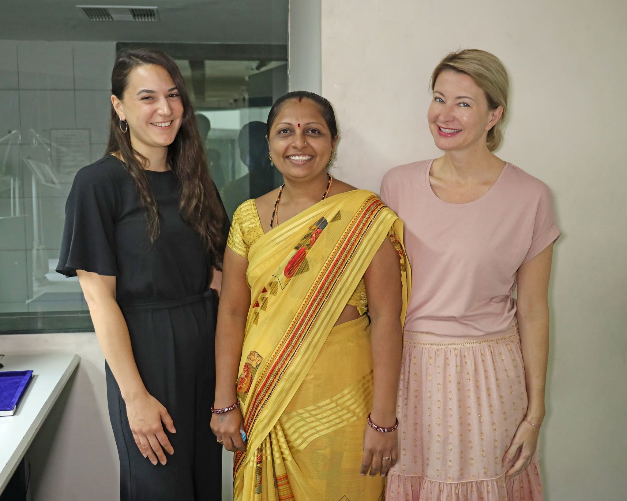 Katharina Schmitt (r.) und Selma Hummel (l.) mit Diamant- schleiferin Sonalben