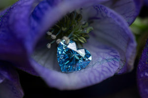 Lab-grown Diamant der DIAVON als Heart Shape in Fancy Intense Vivid Blue.